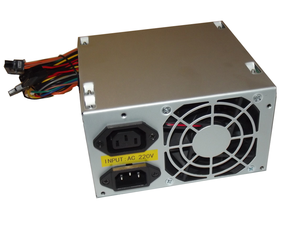 Fuente ATX KLIP EXTREME 600W 24+4 Pin 2 Conectores Molex 2 Conectores SATA 1 Conector Floppy